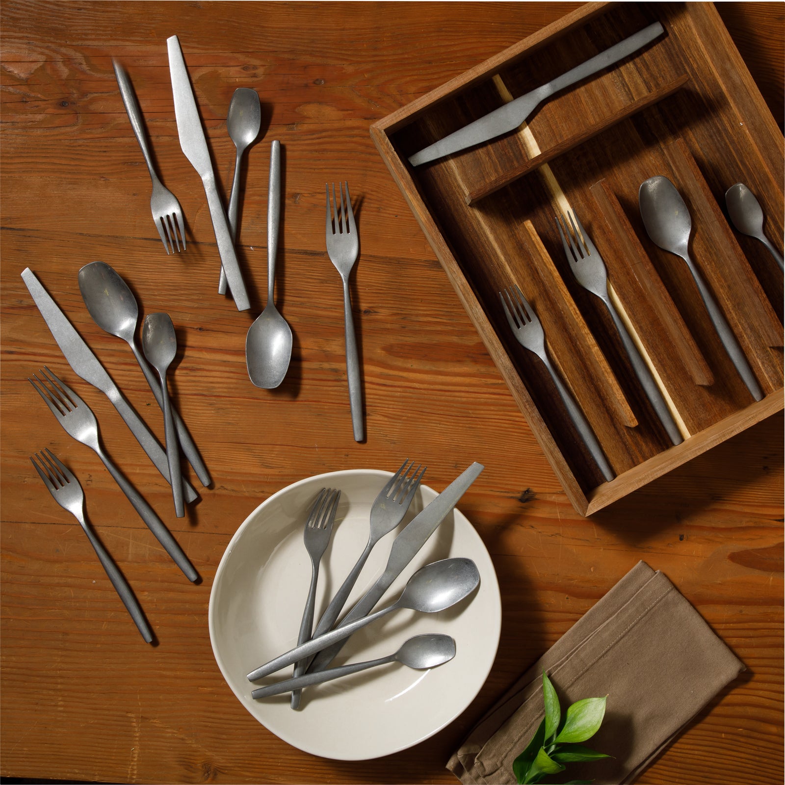 Bloomhouse 20 Piece Stone Washed Flatware 18/10 Stainless Steel Silverware Cutlery Utensil Set With Acacia Wood Caddy - Service for 4 - Image 5
